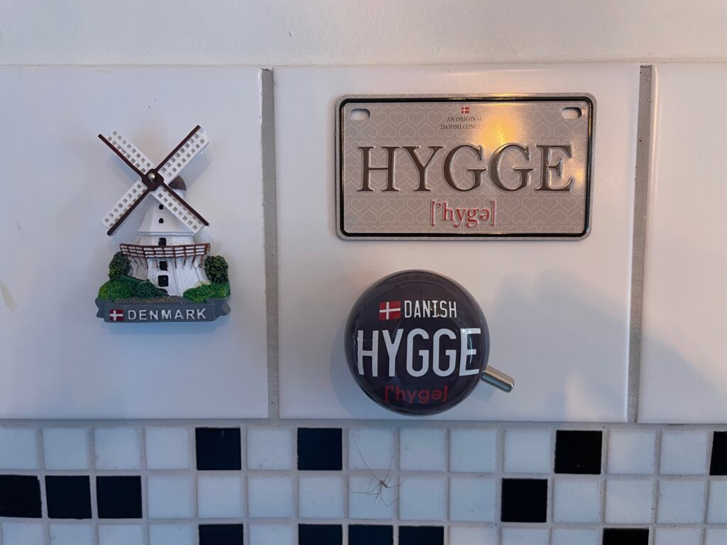 Danske magneter med mølle og hygge tema
